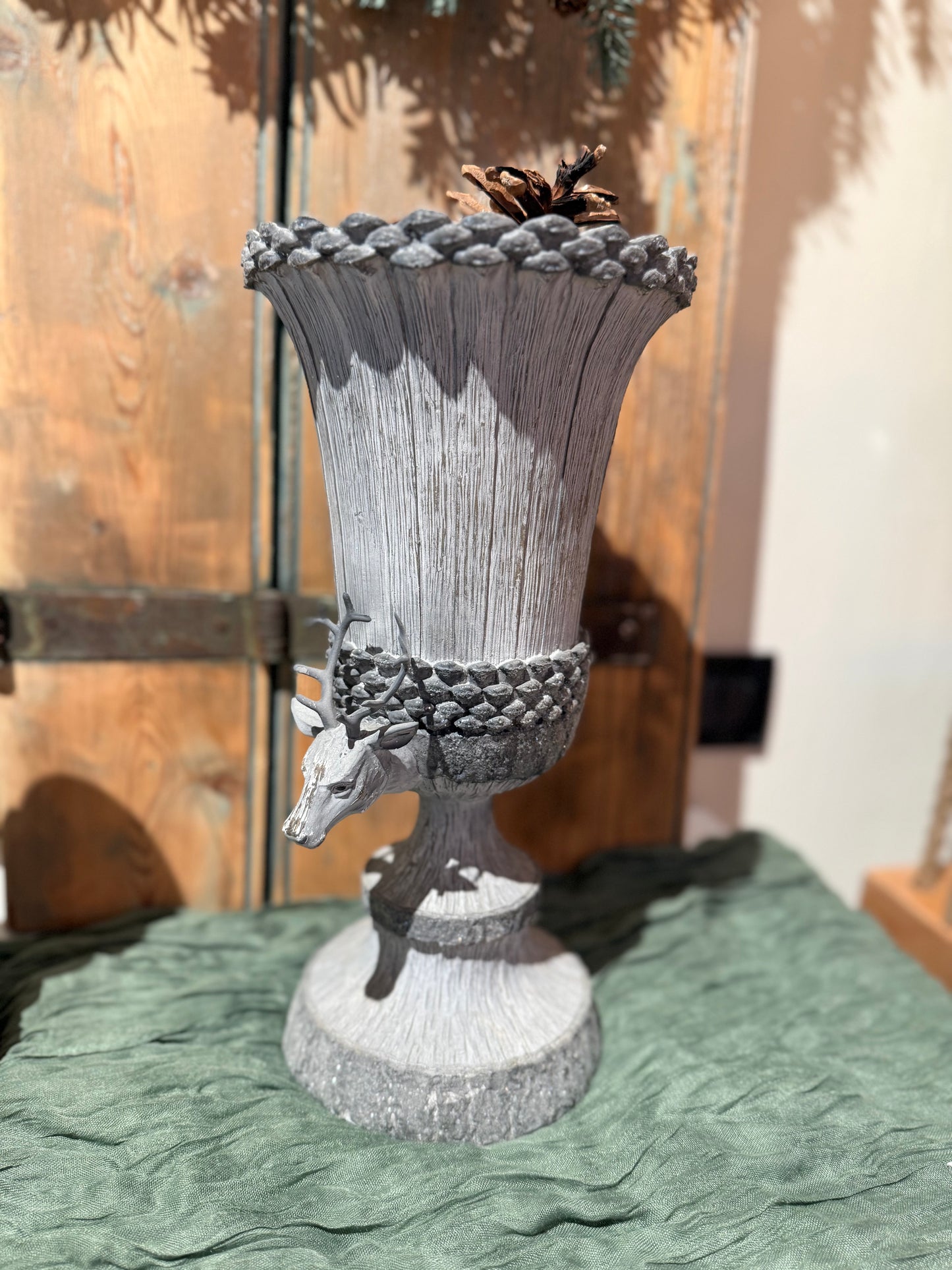 Vaso in resina con cervi