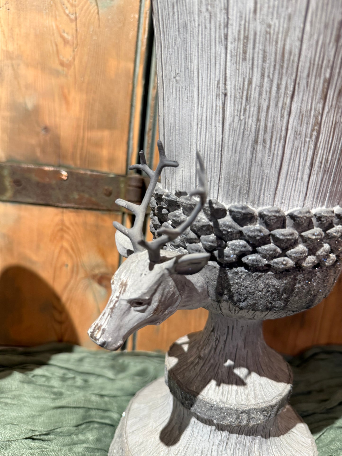 Vaso in resina con cervi