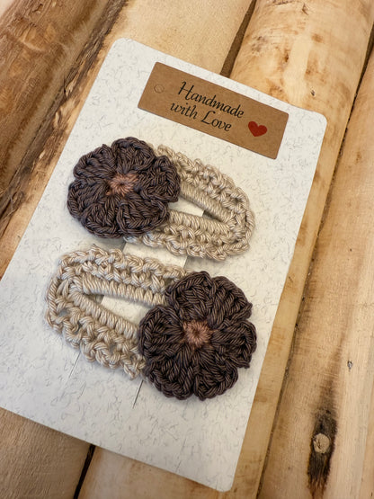 Set di 2 mollette in crochet con fiore - Più colori