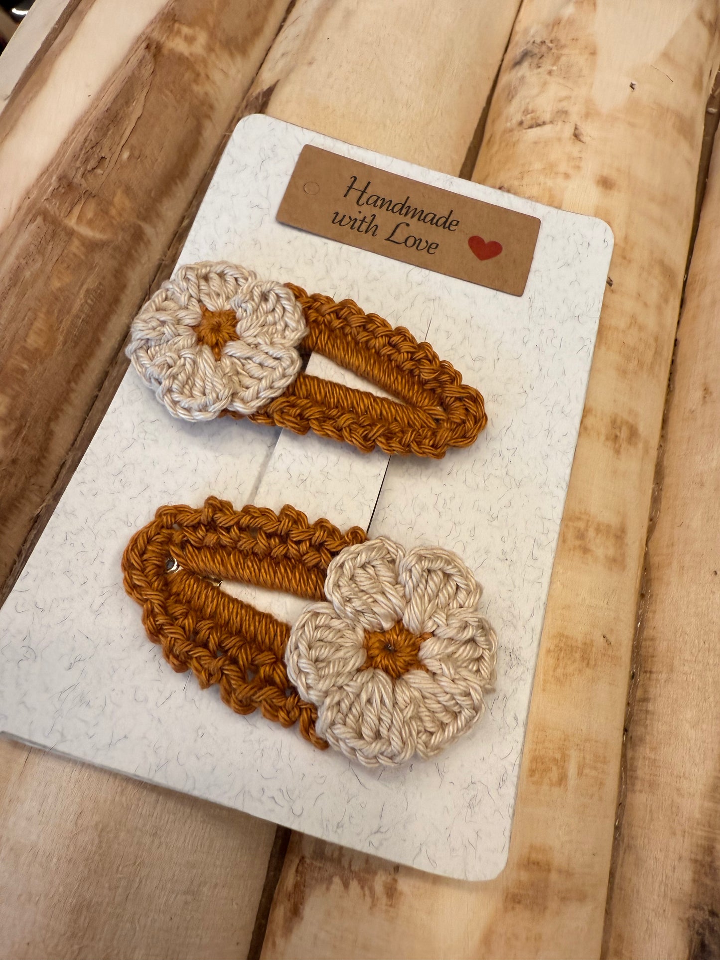 Set di 2 mollette in crochet con fiore - Più colori