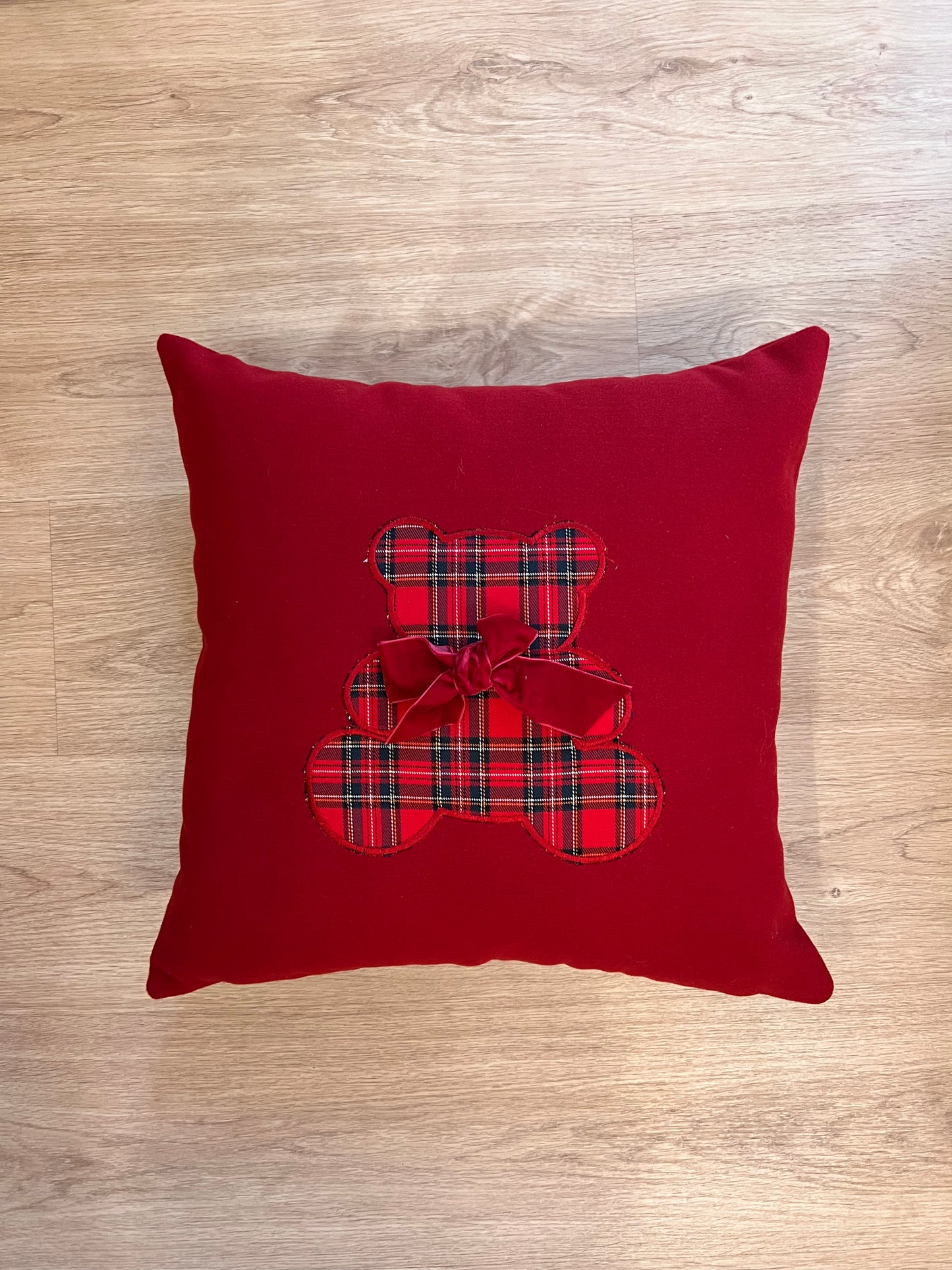 Cuscino quadrato imbottito in feltro rosso con orsetto tartan