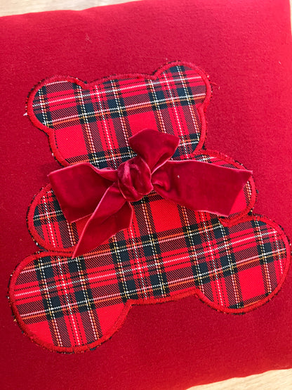 Cuscino quadrato imbottito in feltro rosso con orsetto tartan