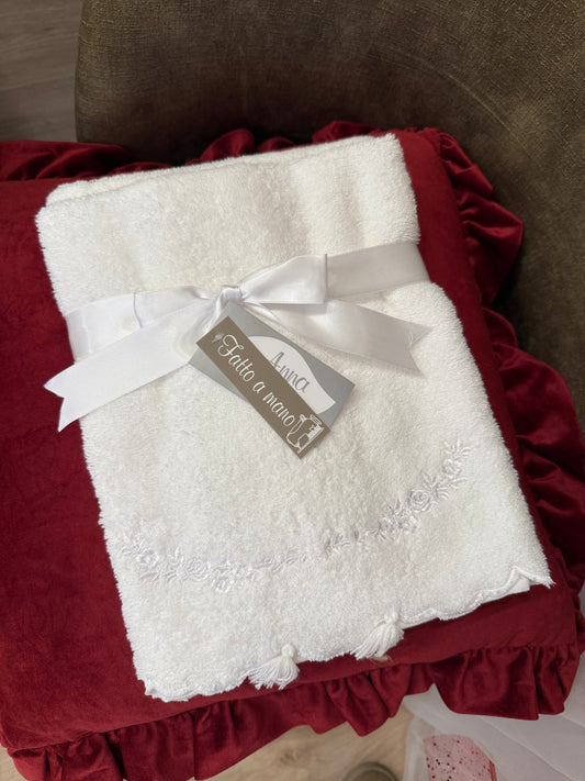 Coppia di asciugamani bianchi - Rose ricamate