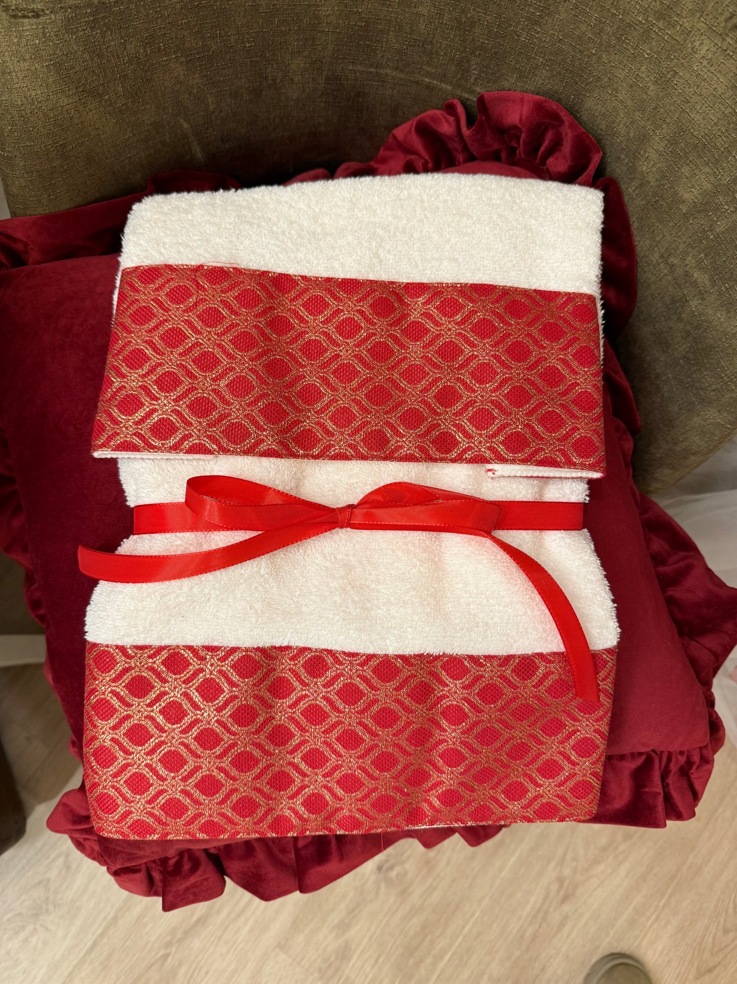 Coppia di asciugamani bianchi - Balza rossa in lurex