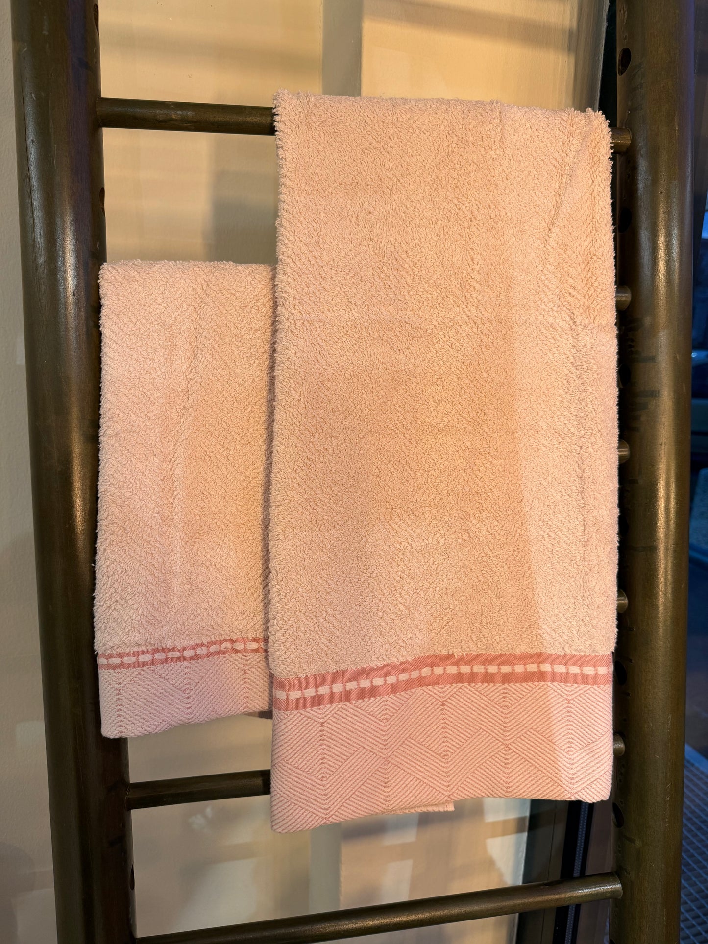 Coppia di asciugamani - Elegance con bordo rosa