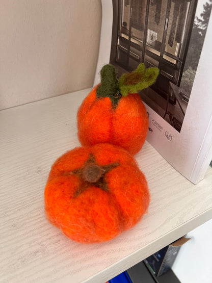 Zucca decorativa in lana con foglia