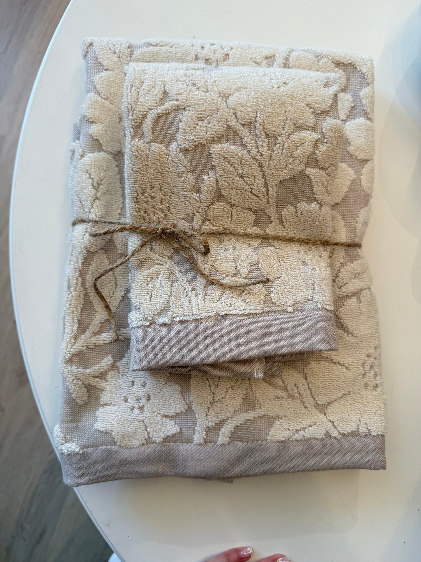 Coppia di asciugamani - Jacquard con fiori tortora e bianco