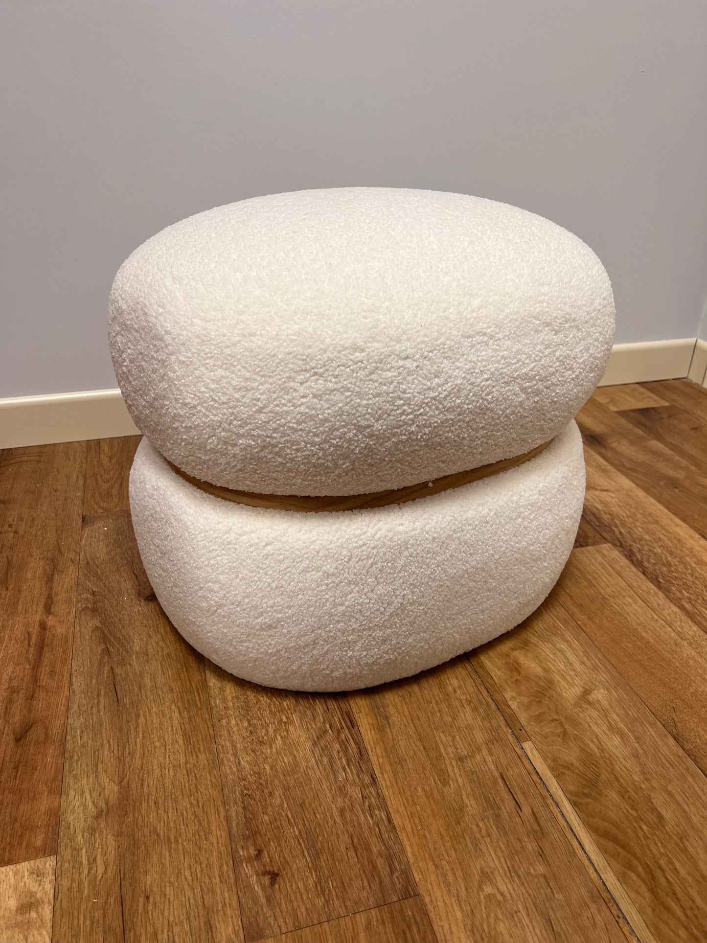 Sheep I - Pouf ovale tessuto teddy con dettaglio in legno