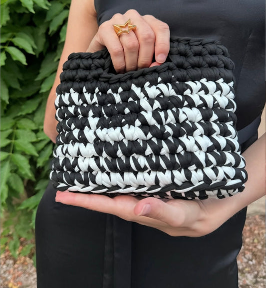 Pochette in lycra nera e bianca