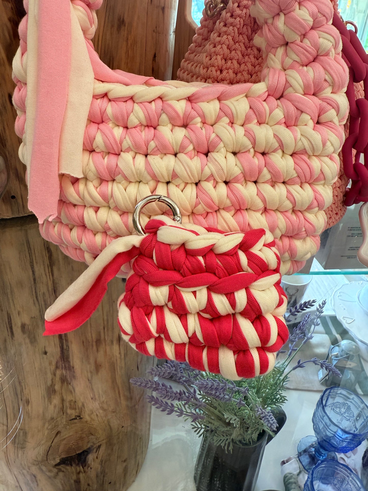 Porta airpods bianco e fucsia