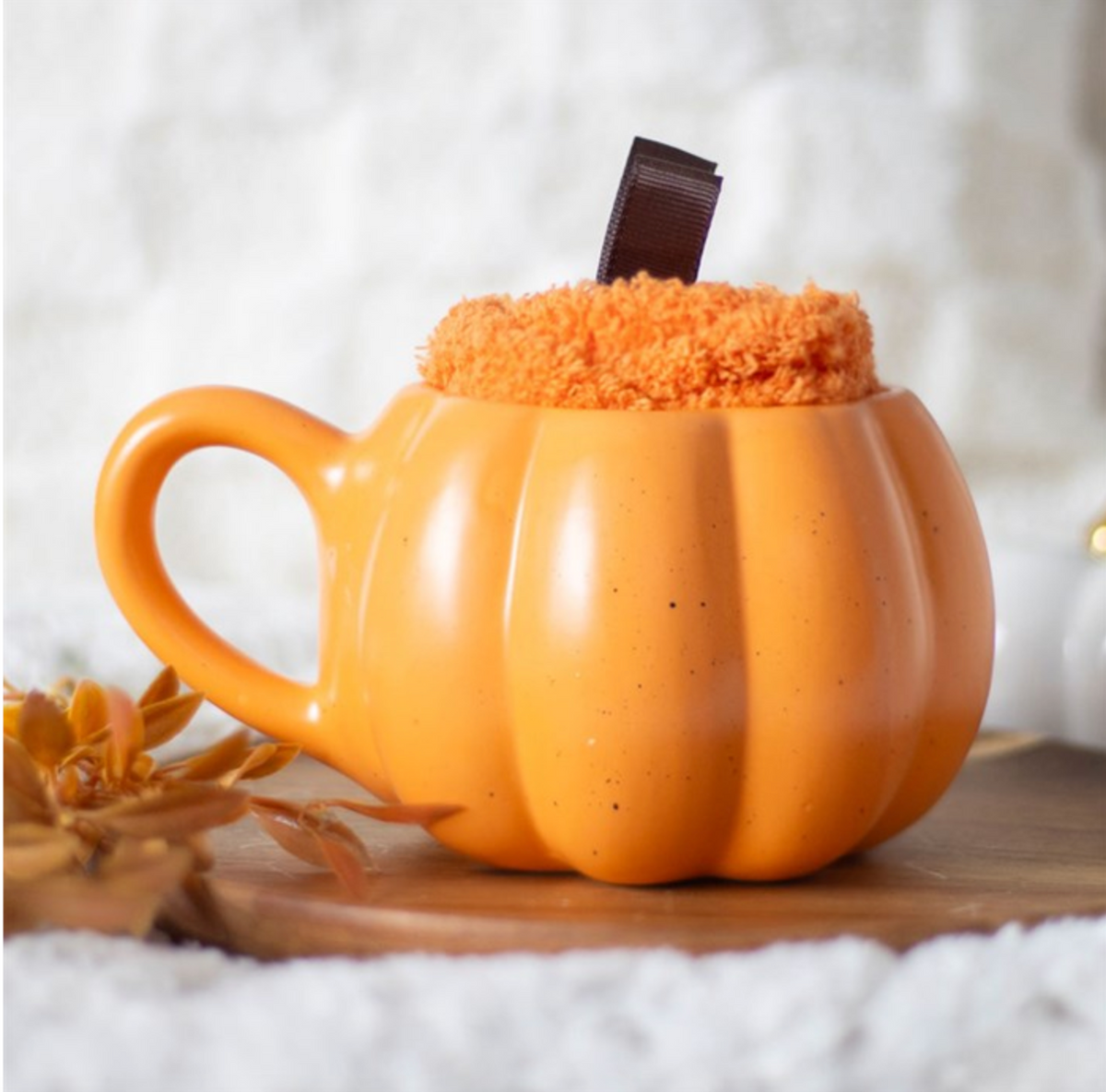 Tazza in ceramica a forma di zucca arancione con calzini in spugna