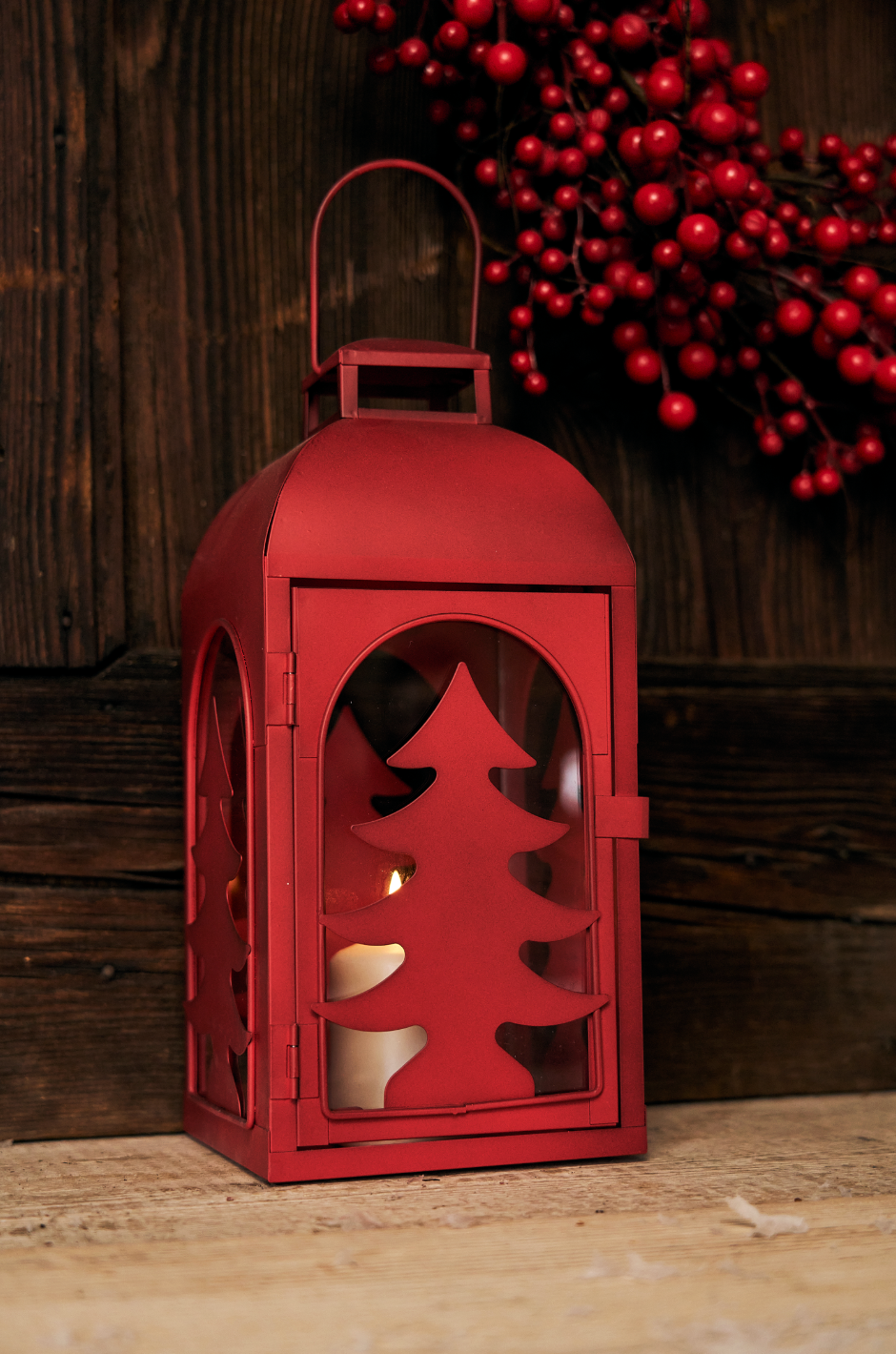 Lanterna di metallo e vetro rossa con pino