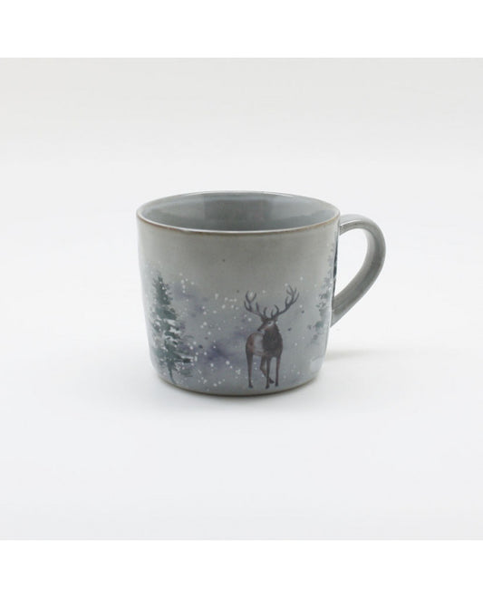 Mug con cervo e pini innevati